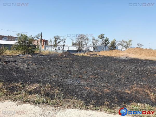 Два пожарных расчета тушат поле в квартале ВЦ-1 в Волгодонске