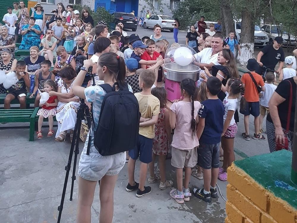 Концертом, сладкой ватой и мороженым отметили День города в 17 округе Волгодонска