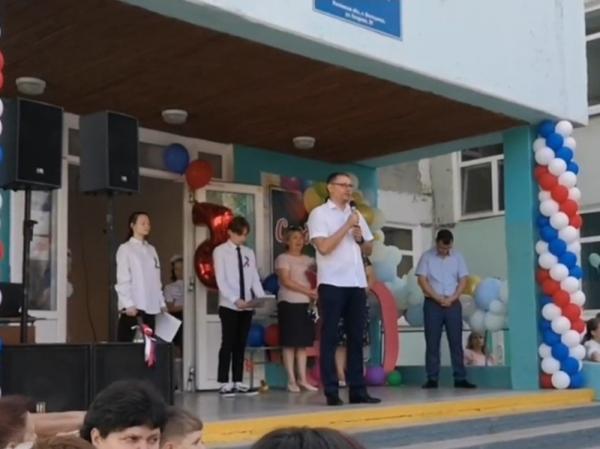 Депутат Алексей Плотников поздравил учащихся школы №18 с Днем знаний обновленным классом