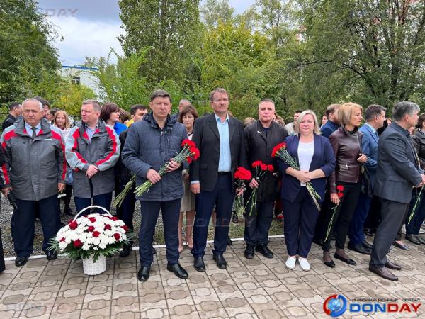 В Волгодонске прошло возложение цветов в пямять о погибших в результате произошедшего 23 года назад теракта
