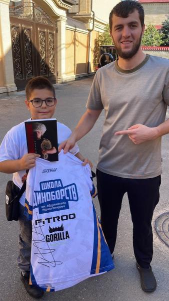 Спортсмен из Волгодонска получил футболку с автографом Хабиба Нурмагомедова