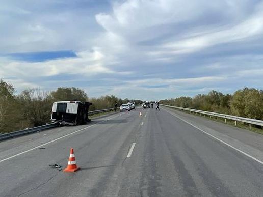 Микроавтобус, двигавшийся из Волгодонска в Шахты, перевернулся под Цимлянском из-за уснувшего водителя:  погиб пассажир