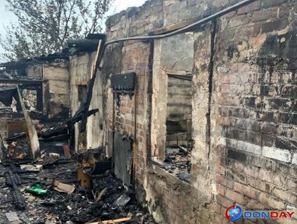 В Волгодонском районе пожилая пара лишилась после пожара крыши над головой: видео