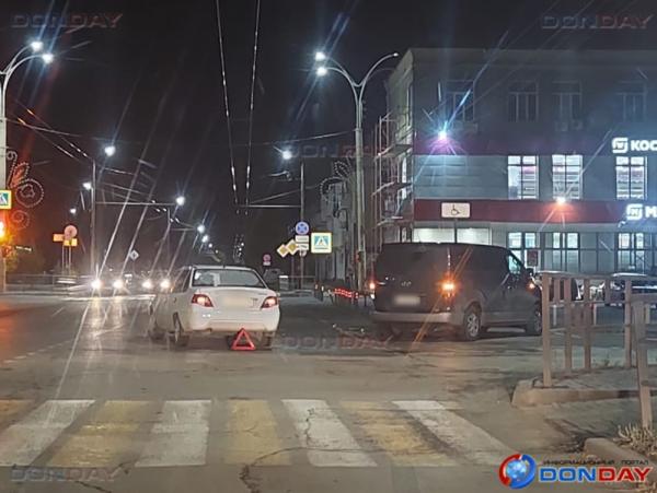 Легковушка и минивэн не смогли разъехаться на перекрестке возле Волгодонского драматического театра: видео