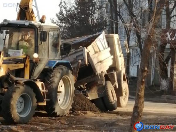 Самосвал провалился в коммунальную яму возле дома на улице Маршала Кошевого