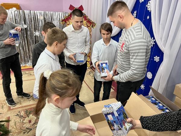 Депутаты от КПРФ вручили новогодние подарки детям с особенностями развития здоровья из Волгодонска