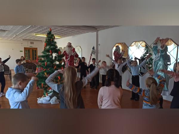 Депутат 23 округа Волгодонска подарил первоклассникам сказку к Новому году