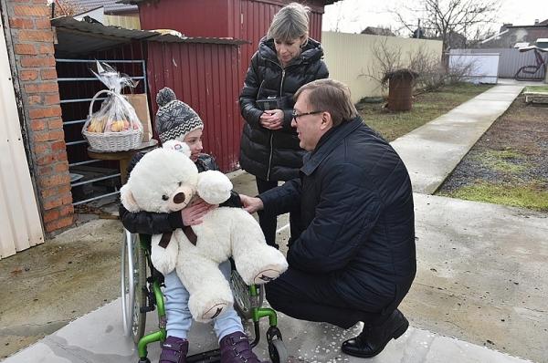 Донские депутаты в предновогоднюю неделю поздравляют детей в семьях мобилизованных и прибывших из Донбасса