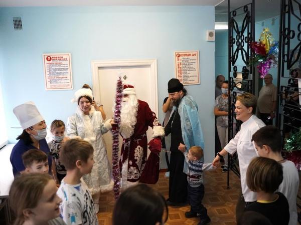 Глава Волгодонской епархии Антоний поздравил с наступающим Новым годом детей, которые встретят праздник в БСМП