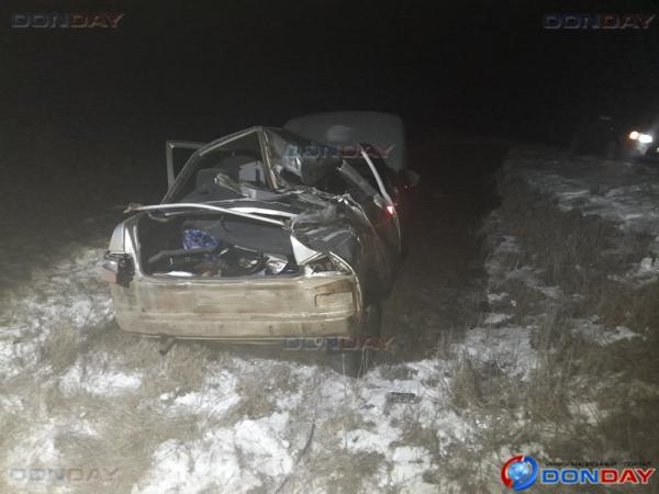 Два автомобиля врезались в стоящий КАМАЗ на трассе Элиста-Зимовники: есть погибший