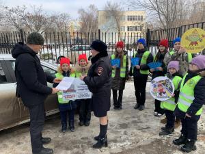 Школьники попросили водителей быть внимательнее проезжая нерегулируемые пешеходные переходы