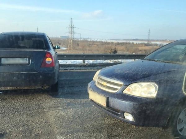 Три аварии в одно время спровоцировали пробку на путепроводе в Волгодонске