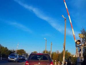 Одну ночь автомобили на железнодорожном переезде в Красном Яру будет пропускать регулировщик