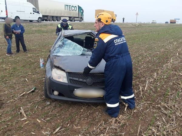 В Морозовском районе водителя и пассажирку зажало в машине после ДТП