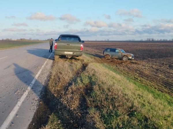 В Зимовниковском районе 61-летняя водитель иномарки слетела с трассы из-за ямы