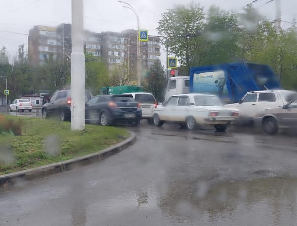 В центре Волгодонска из-за троллейбусов образовалась пробка : видео