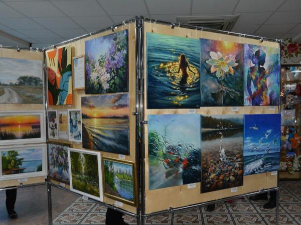 В Волгодонске открылась выставка городских художников «Арт без преград»