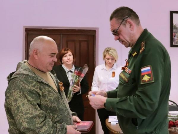 В Волгодонском районе 56-летний доброволец награжден медалью «За боевые заслуги»
