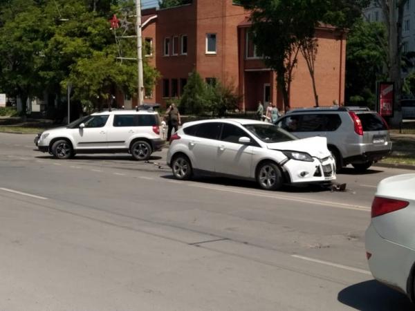 В Волгодонске на улице Энтузиастов столкнулись две иномарки