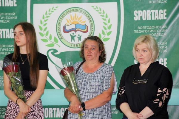 В Волгодонском педколледже установили «Парту героя» Дмитрия Машинцева, погибшего в зоне СВО