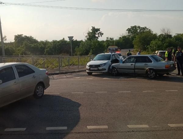 Водитель «Тойоты» спровоцировала тройное ДТП на Жуковском шоссе в Волгодонске