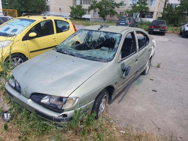 В Волгодонске подростки разбили брошенный автомобиль