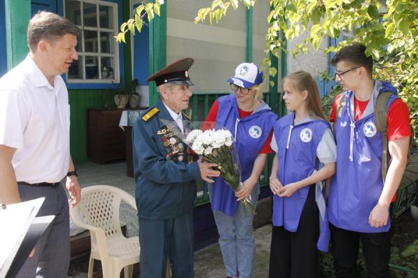 В Волгодонске с 80-летием Прохоровского сражения поздравили ветерана Клима Неополькина