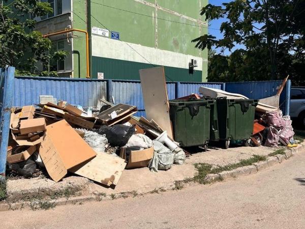 Жители Волгодонска возмутились завалам мусора на контейнерной площадке