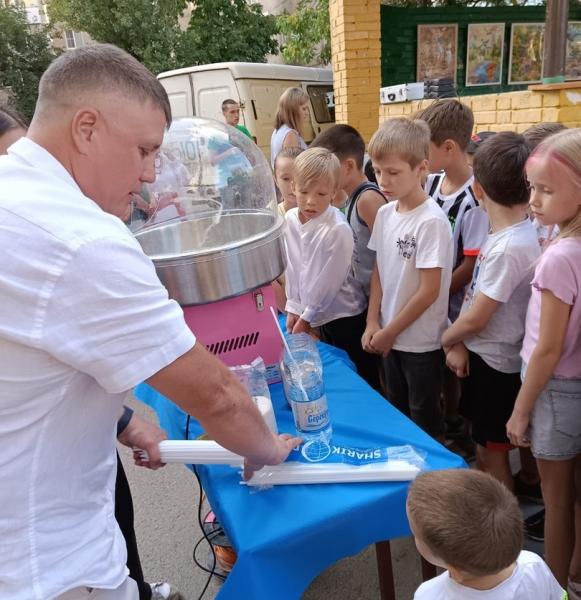 День города в 17 округе Волгодонска отметили сладкой ватой, мороженым и концертом