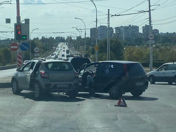 В Волгодонске из-за ДТП на путепроводе парализовало движение