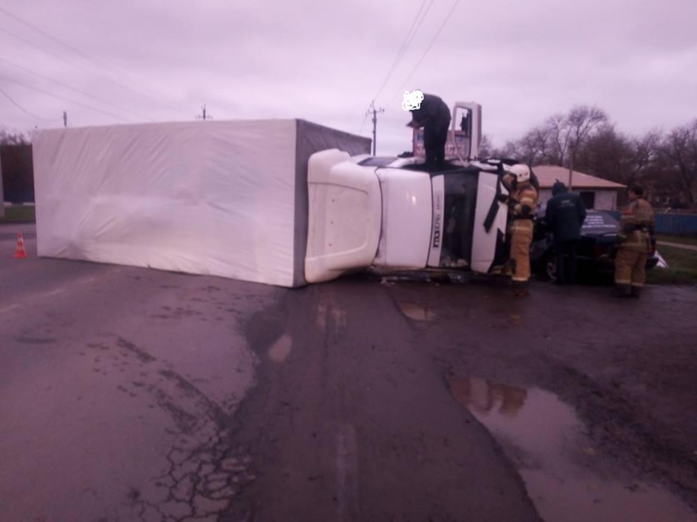 Водитель ВАЗа пострадал в ДТП на трассе Котельниково - Песчанокопское
