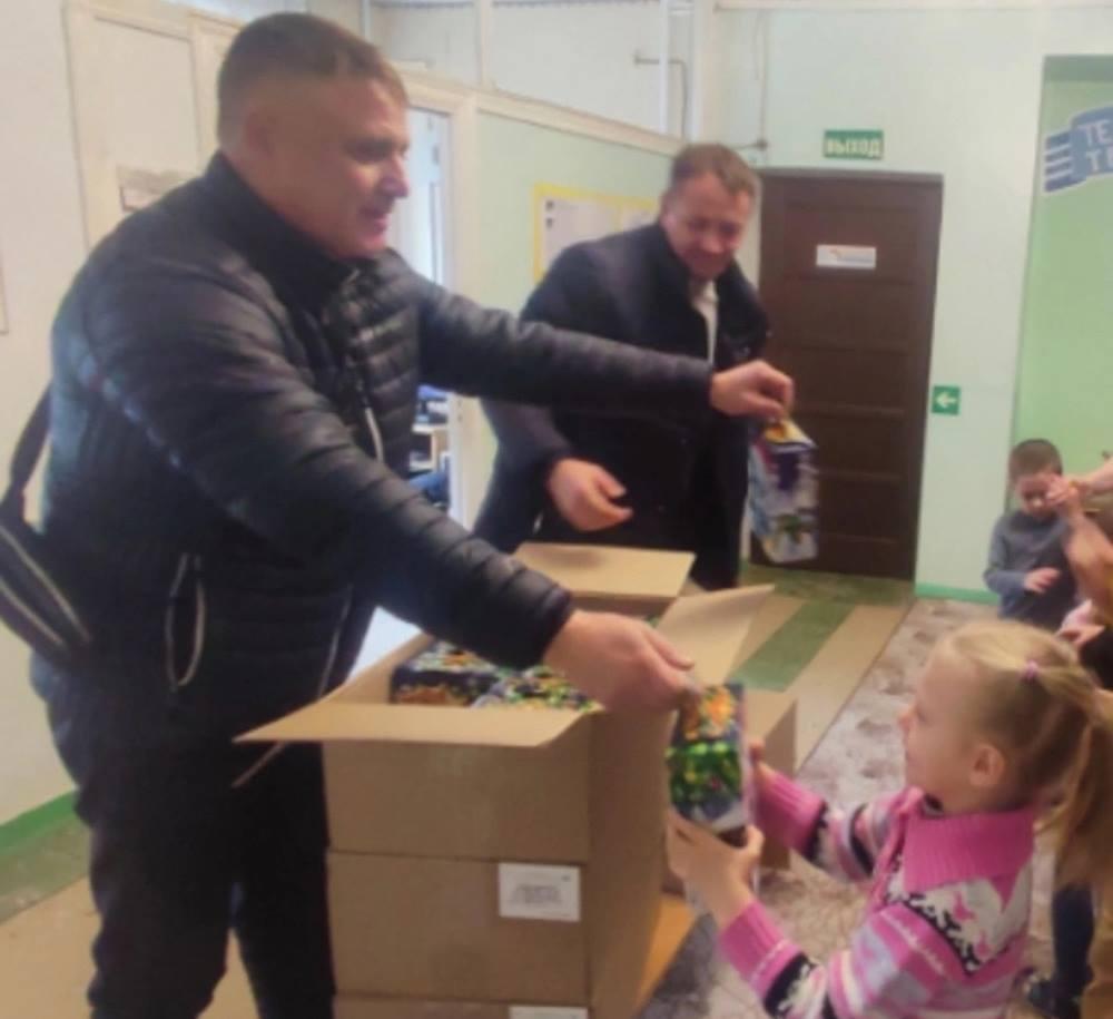 В Волгодонске депутаты от партии КПРФ поздравили воспитанников детского сада «Парус»
