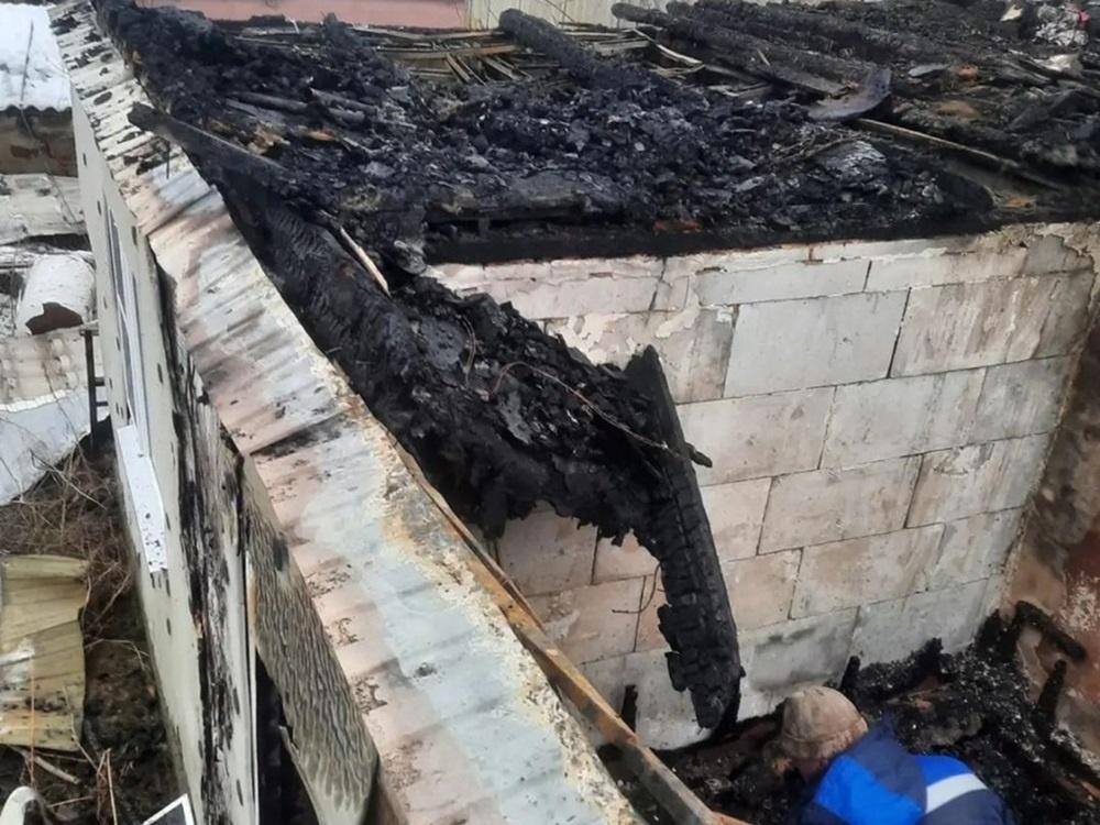 В Мартыновском районе из-за пожара пожилая пара лишилась крыши над головой