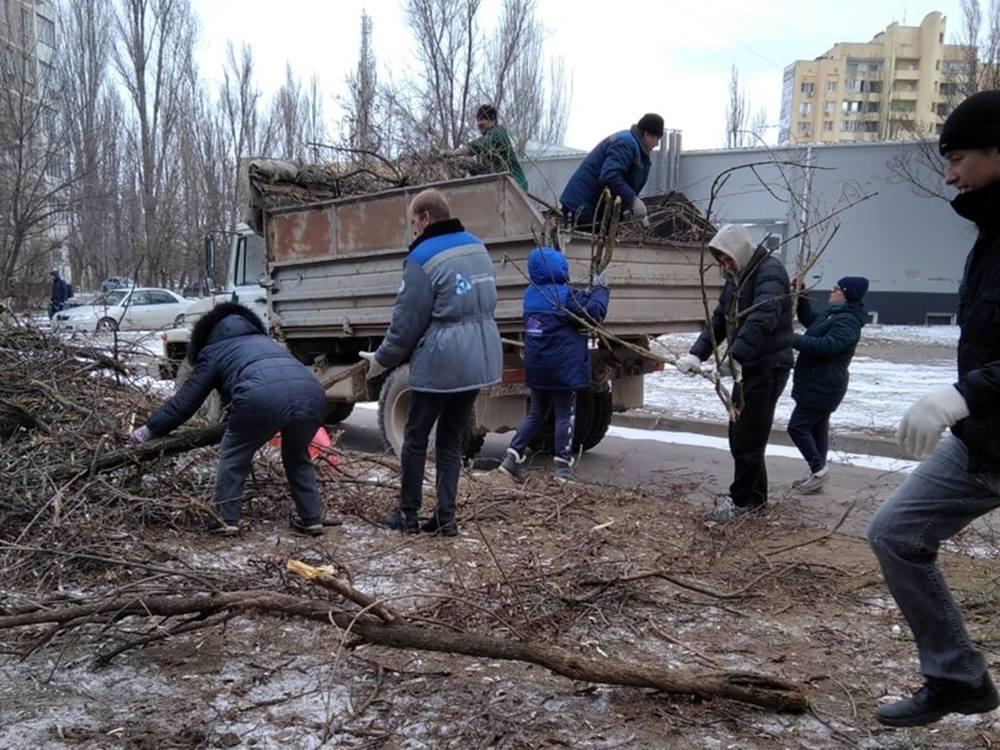 В Волгодонске жители 17-го округа провели очередной субботник