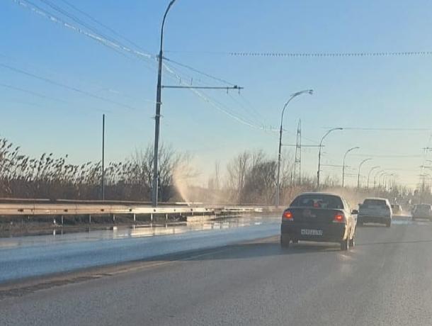 В Волгодонске на путепроводе в трех местах прорвало водопровод