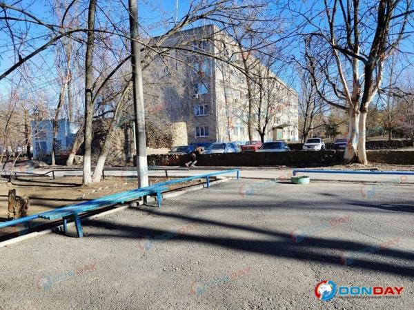 Умершим на парапете в Волгодонске оказался 54-летний мужчина