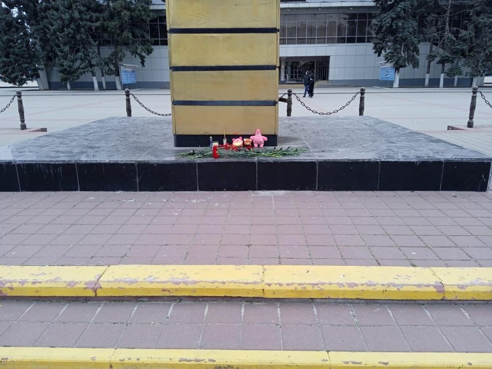 Волгодонцы возлагают цветы в память погибших в теракте в Подмосковье