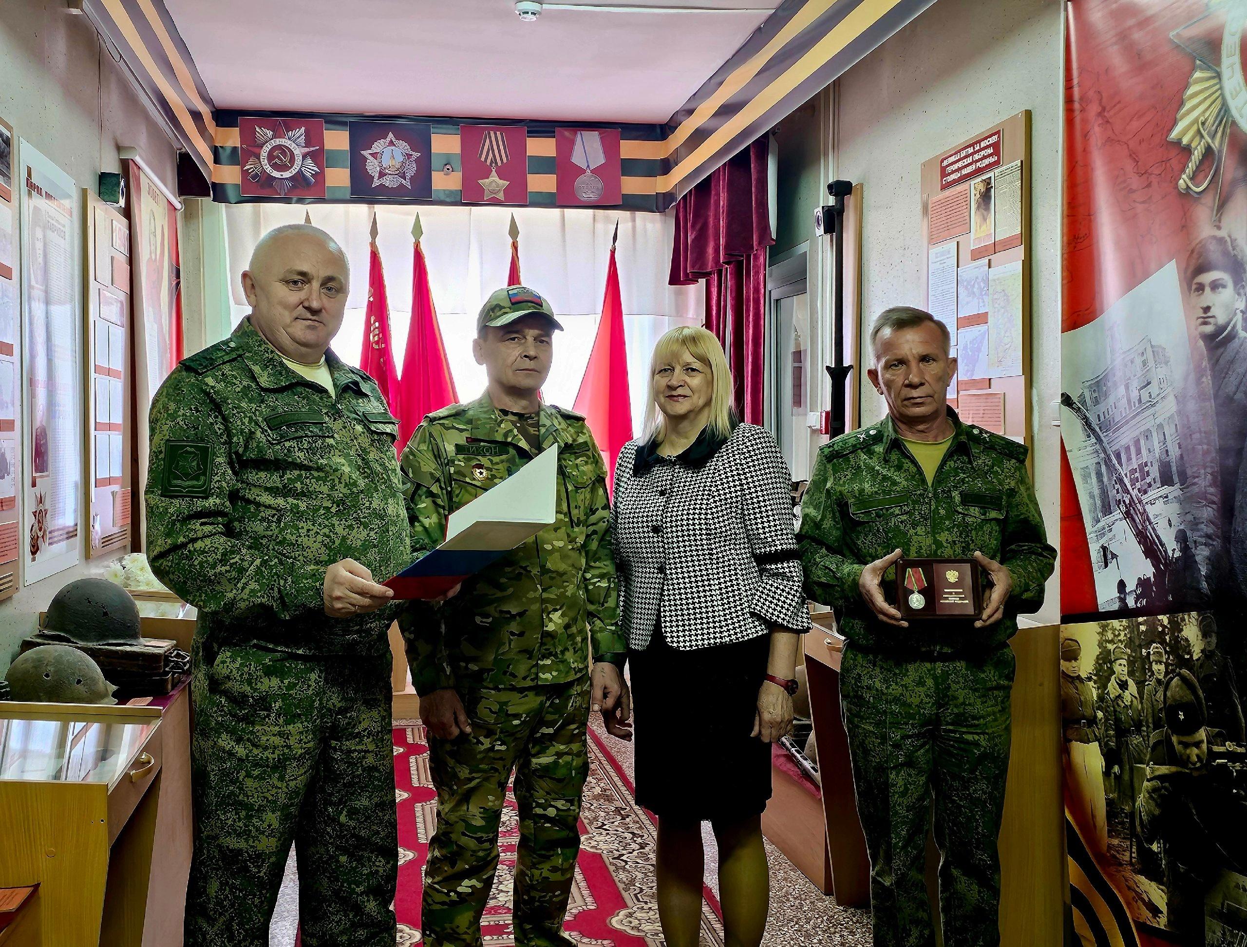 Добровольца из Волгодонска наградили медалью Суворова