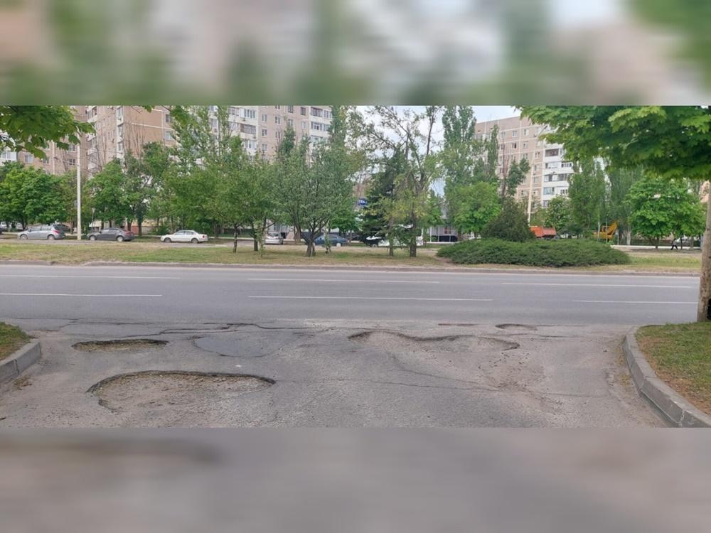Житель Волгодонска повредил машину в дорожной яме