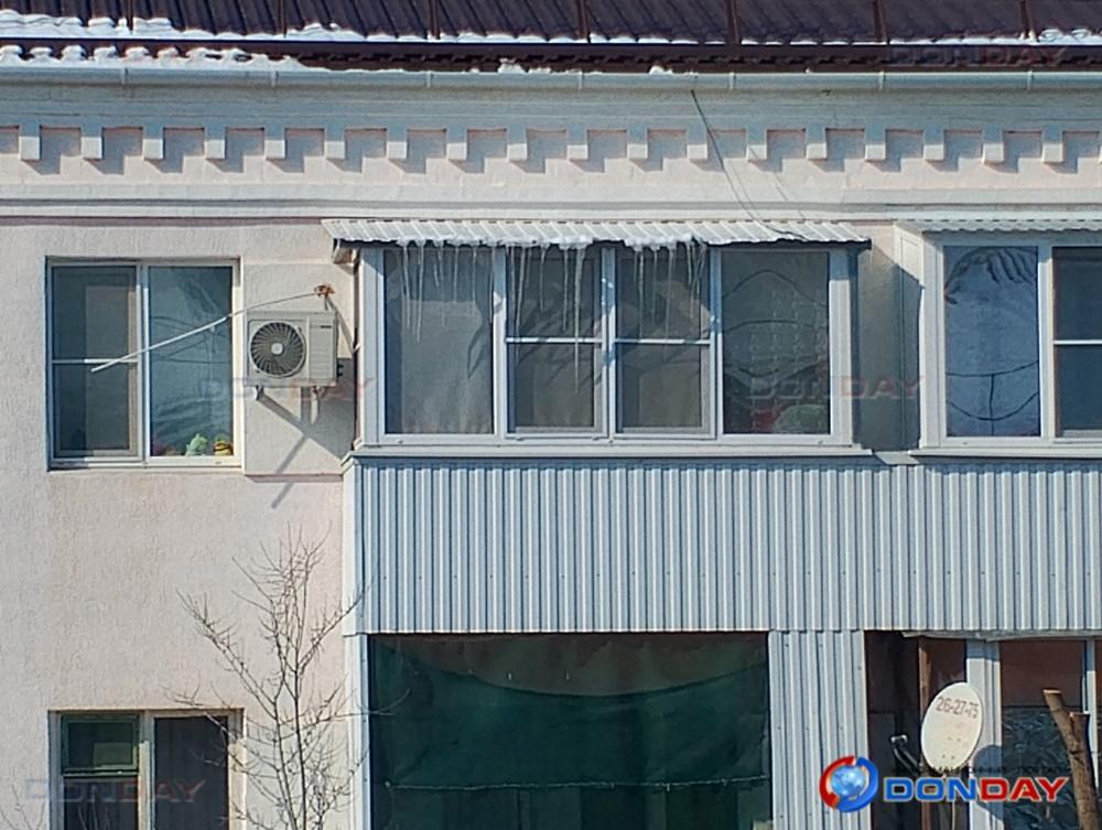 В Волгодонске на крышах домов висят опасные сосульки