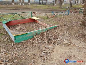 Волгодончанка пожаловалась на ужасное состояние детской площадки