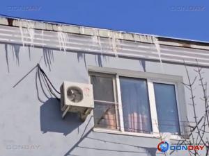 В Волгодонске на крышах домов висят опасные сосульки