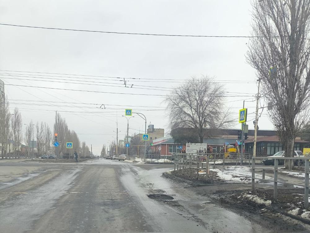 В Волгодонске на улице Энтузиастов образовалась глубокая яма