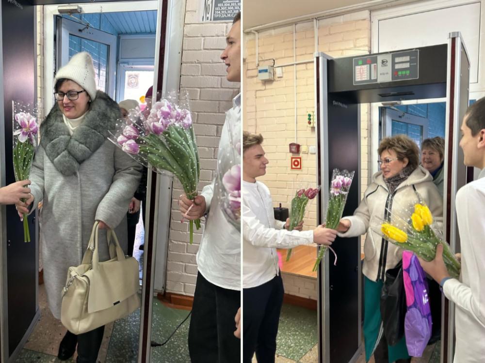 В Волгодонске с 8 Марта поздравили педагогов школы №22