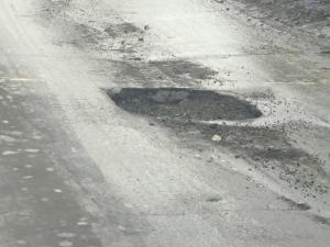В Волгодонске на улице Энтузиастов образовалась глубокая яма