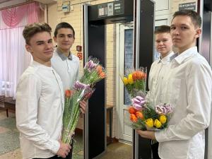 В Волгодонске с 8 Марта поздравили педагогов школы №22