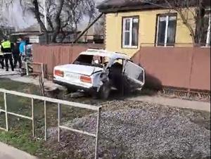 В Волгодонске ВАЗ врезался в забор частного дома после столкновения с Киа: видео