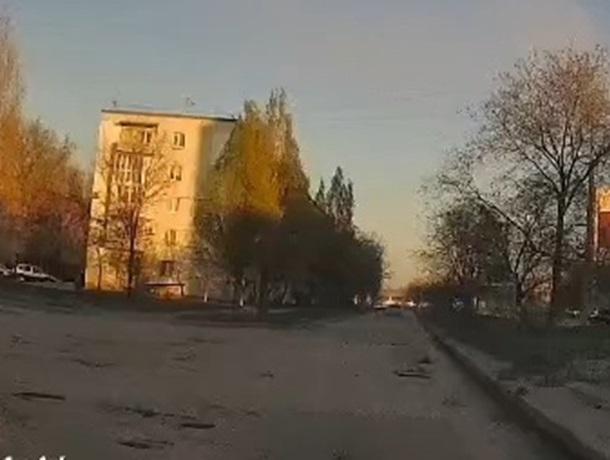 Жители Волгодонска возмутились разбитой дорогой на дублерах улиц Степной и Горького