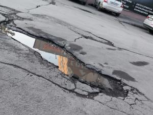 Жители Волгодонска возмутились разбитой дорогой на дублерах улиц Степной и Горького