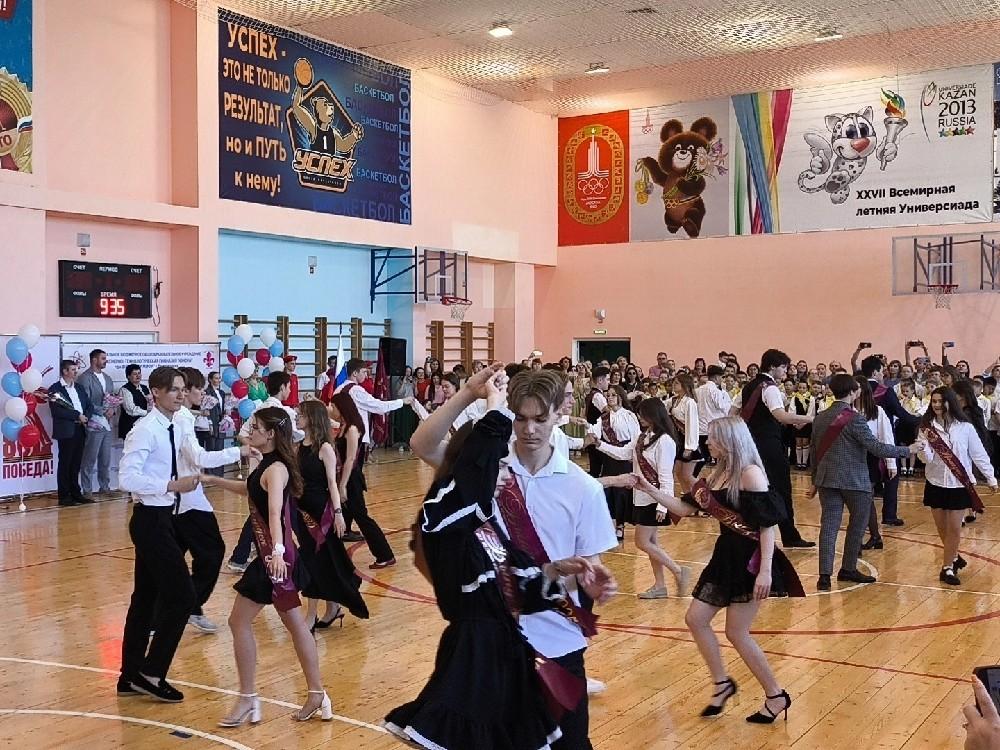 Более двух тысяч выпускников Волгодонска услышали последний звонок